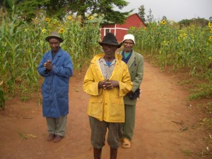 die Dorfältesten trotzen dem Regen zum Abschied