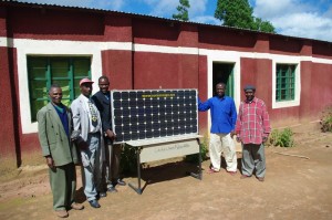 Übergabe des Solarpanel vor dem Kindergarten