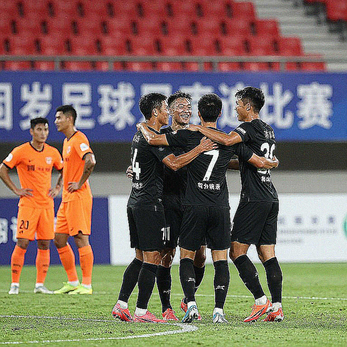 Nhịp thở V.League: Giữa hai tiếng còi, có một thế giới bảng tỷ số không đo được