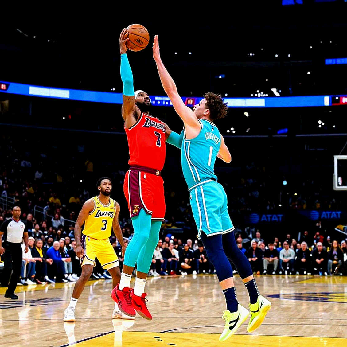 Kawhi Leonard và vụ lách trần lương: 'Ngôi sao biết rõ mọi chuyện'