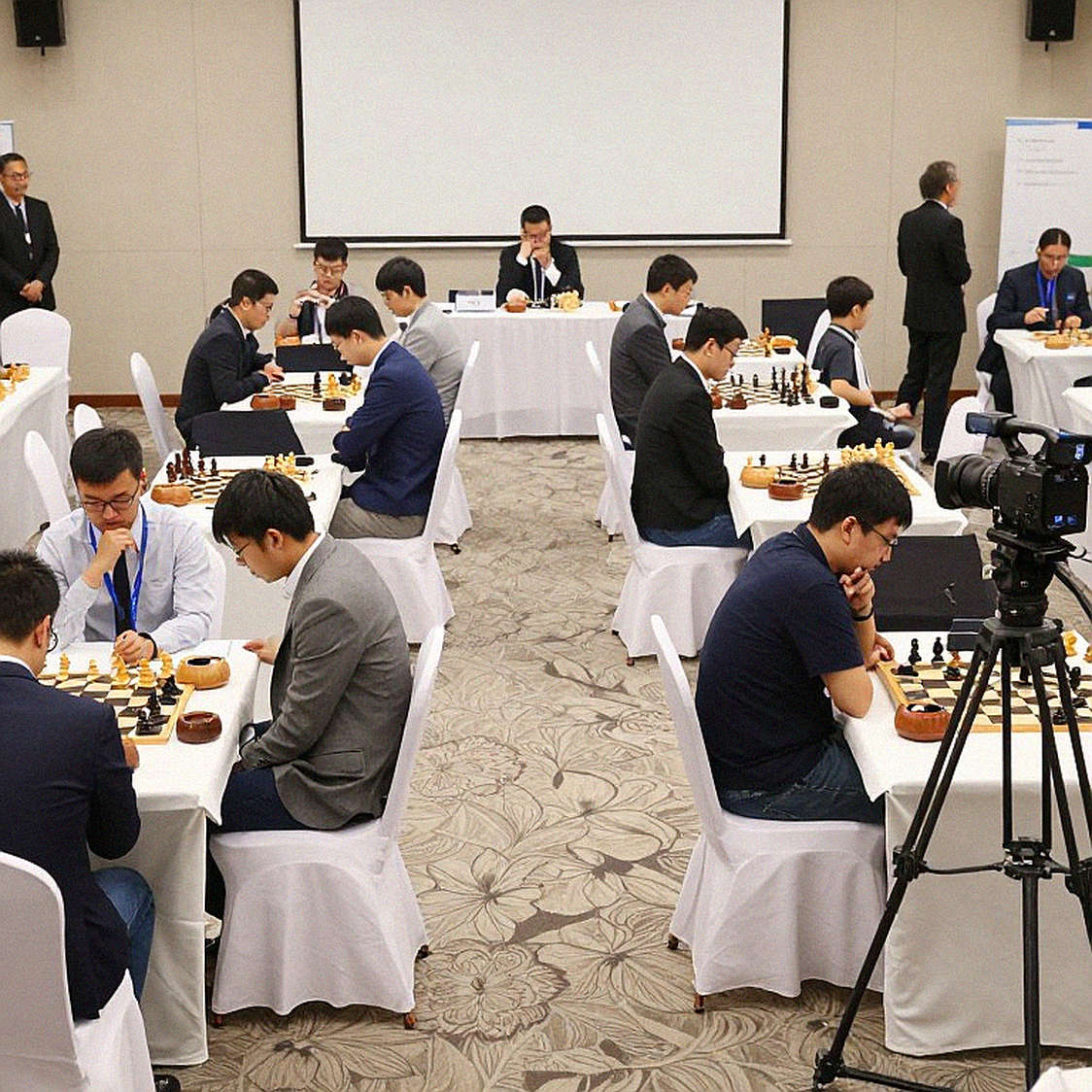 Total Chess và hệ thống xếp hạng hợp nhất: một tiêu đề chưa có thân bài