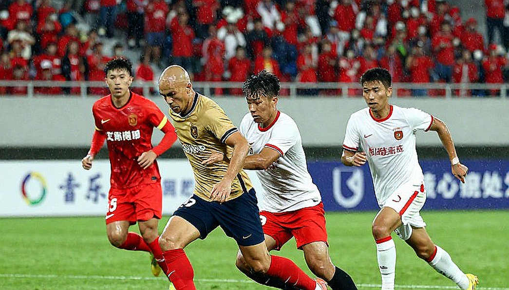 Trọng tài thổi phạt việt vị từ cầu môn: 'Cú sốc' làm cả sân Matli Stadium ngỡ ngàng